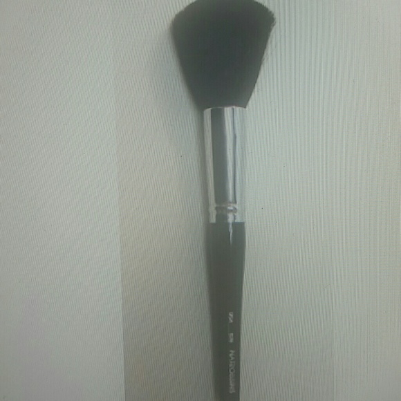 Nat Robbins Professional Cosmetic makeup brush b20 - Picture 1 of 4