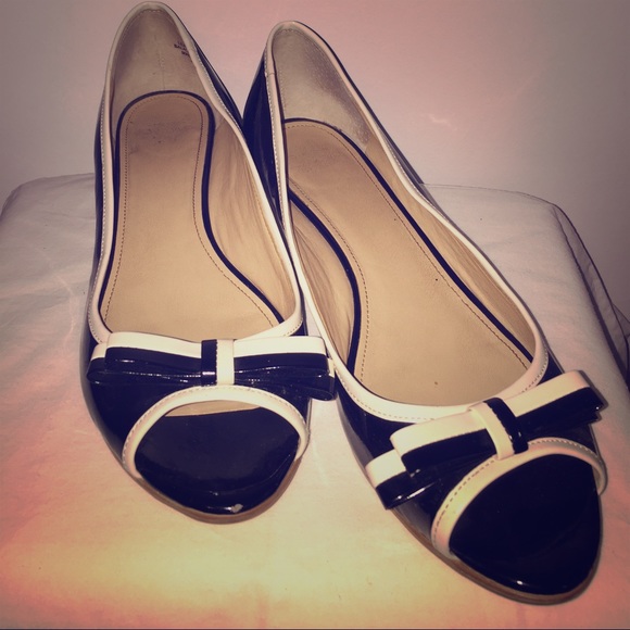 Black and White open toe flats w/Charming Bow 7.5