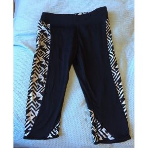 Black and white comfy workout capris! 💪😍