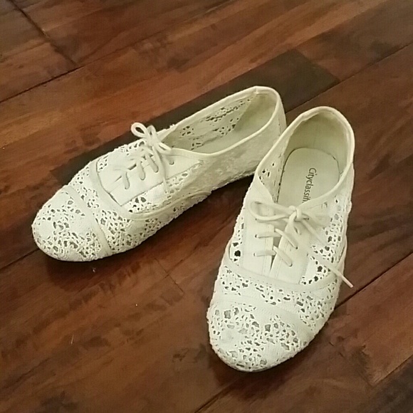 City Classified lace flats