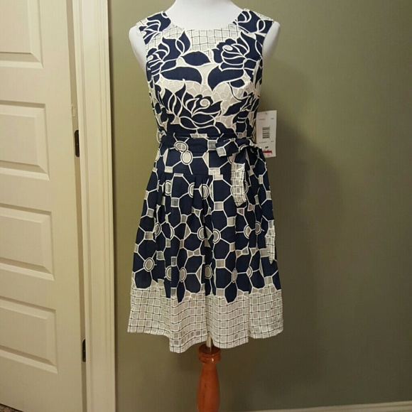 Robbie Bee Dresses & Skirts - Beautiful lined petite dress