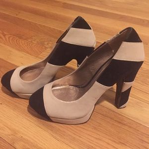 BCBGeneration 4" Size 9 High Heel Shoe