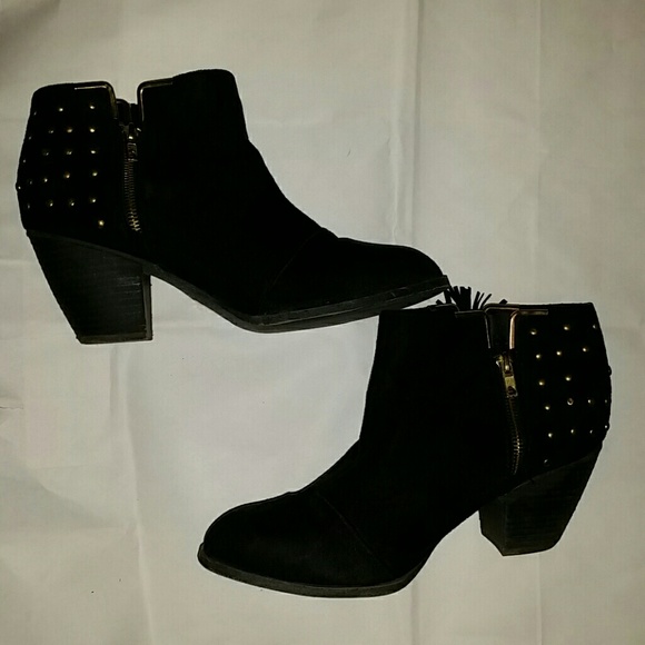 Shoedazzle ankle boots with Gold details & Tassle