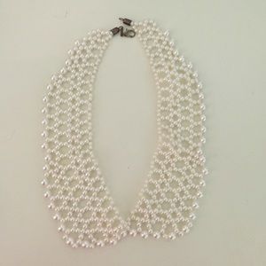 Beautiful pearl collar necklace.