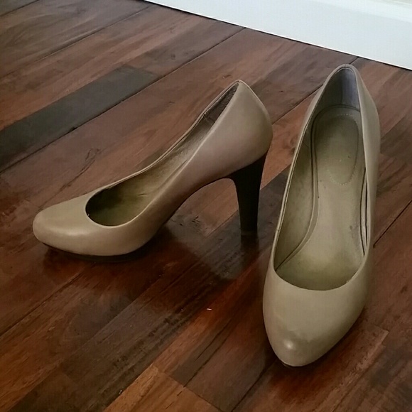 Halogen Nora pump in taupe