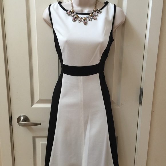 Classy black/white sleeveless dress.
