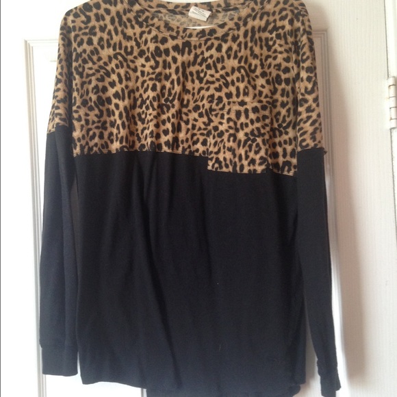 💘 NEEDS TO GO 💘Half Cheetah Print VS Crew Neck