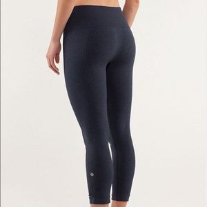 Black Lululemon seamless crops 💙