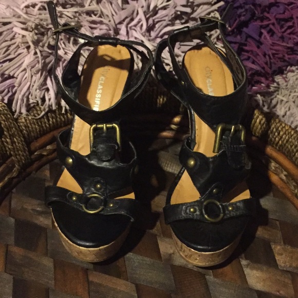 City classified black wedges