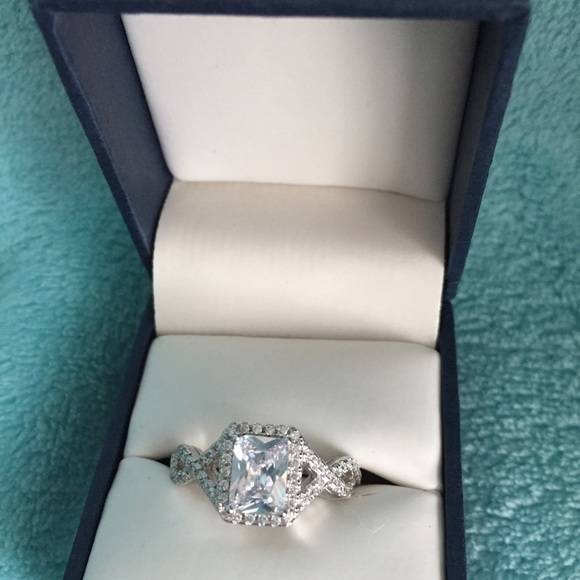 Size 9 ring. NWOT.