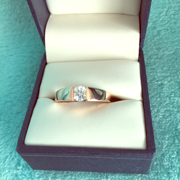 Stunning copper ring with center stone.