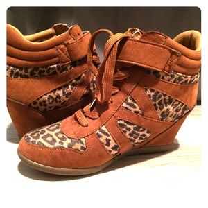 Tan leopard print heeled sneakers!!!