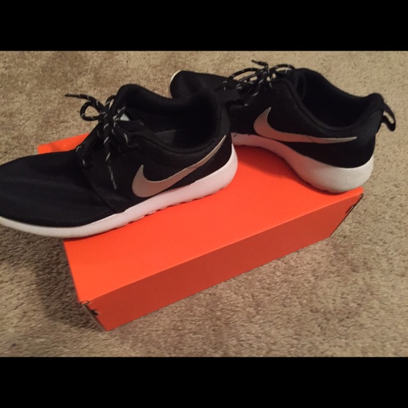 Nike Shoes - Nike Roshes - Black & Gray