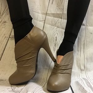 Beautiful Taupe heel booties size 8