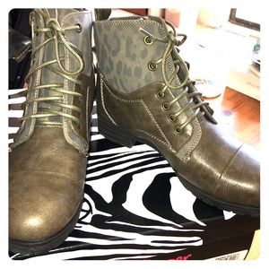 Pink & Pepper brown combat boots