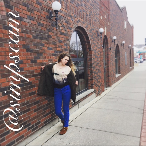 H&M Tops - Swan button Back Crop Top