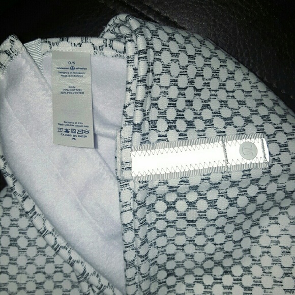 🎉 HP 🎉 NWOT Lululemon Vinyasa Scarf *Fleece* - Picture 3 of 4