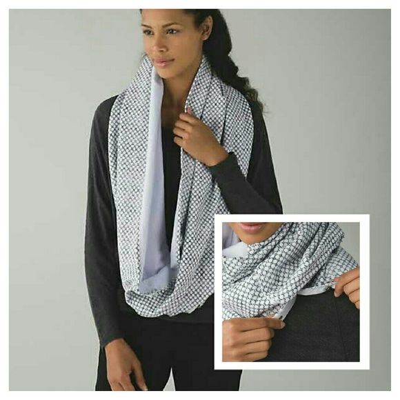 🎉 HP 🎉 NWOT Lululemon Vinyasa Scarf *Fleece* - Picture 2 of 4