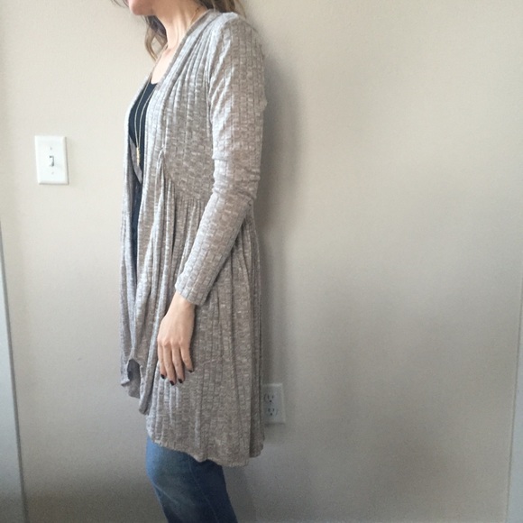 ✨SALE✨NWT  ribbed and shirred taupe cardigan - Picture 2 of 4