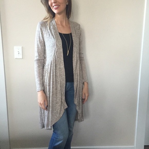 ✨SALE✨NWT  ribbed and shirred taupe cardigan - Picture 4 of 4