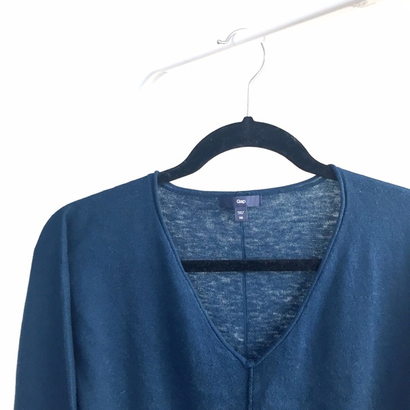 GAP Sweaters - Like NEW Gap fine knit v-neck deep blue sweater GAP Sweaters - Like NEW Gap fine knit v-neck deep blue sweater