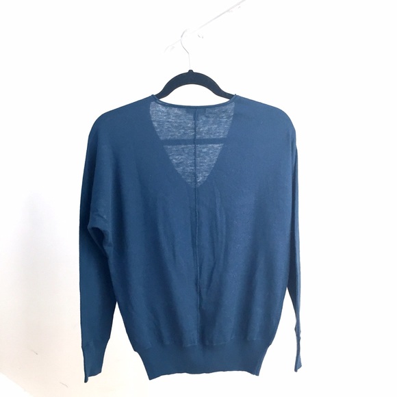 GAP Sweaters - Like NEW Gap fine knit v-neck deep blue sweater GAP Sweaters - Like NEW Gap fine knit v-neck deep blue sweater