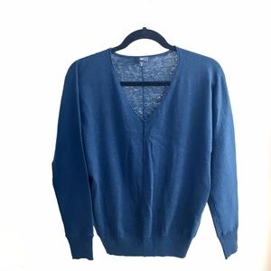 GAP Sweaters - Like NEW Gap fine knit v-neck deep blue sweater GAP Sweaters - Like NEW Gap fine knit v-neck deep blue sweater