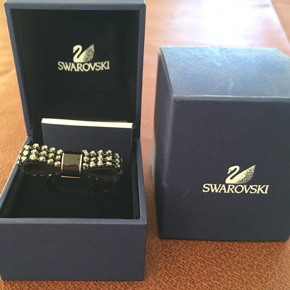 Black Swarovski Bow Ring - Picture 1 of 7