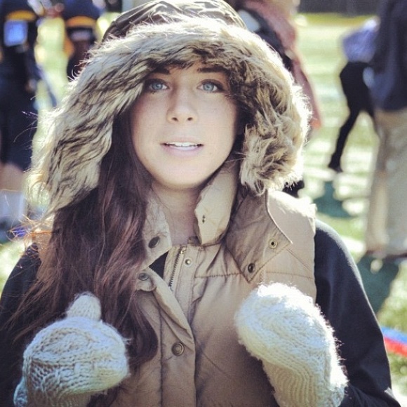 Meet your posher, April! - Picture 3 of 4