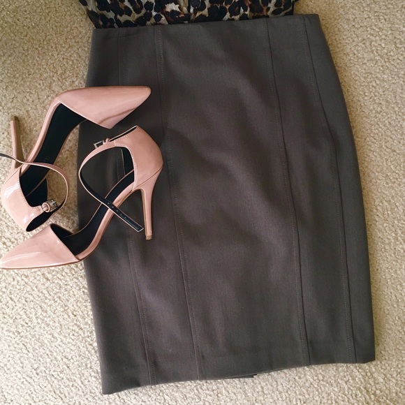 Body hugging pencil skirt - Picture 2 of 2
