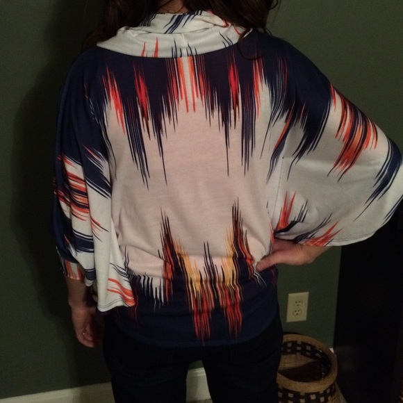 Fitted poncho type shirt - Picture 3 of 3