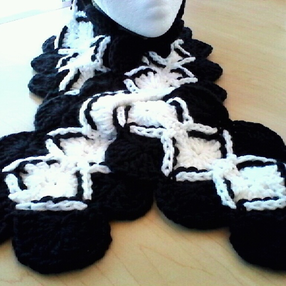 Crochet Keyhole Scarf - Picture 2 of 2