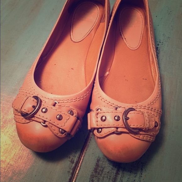 GB tan buckle flat