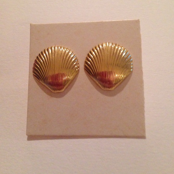 Gold shell stud earrings - Picture 1 of 2