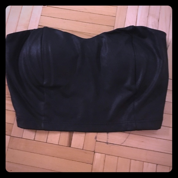 Black crop top with bow detail on back - Picture 1 of 2