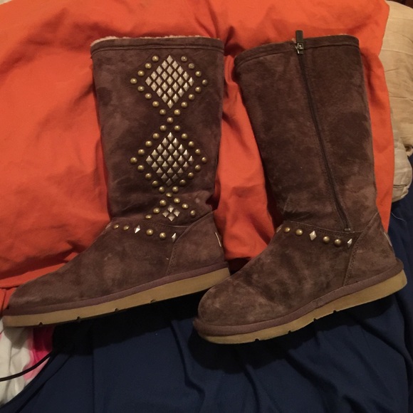 ‼️SOLD‼️Uggs. Worn but can't fit around my calf.