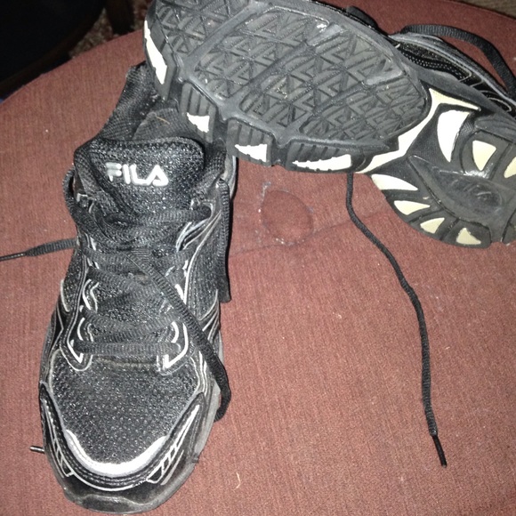 Fila size 6M Black and silver tennis shoes