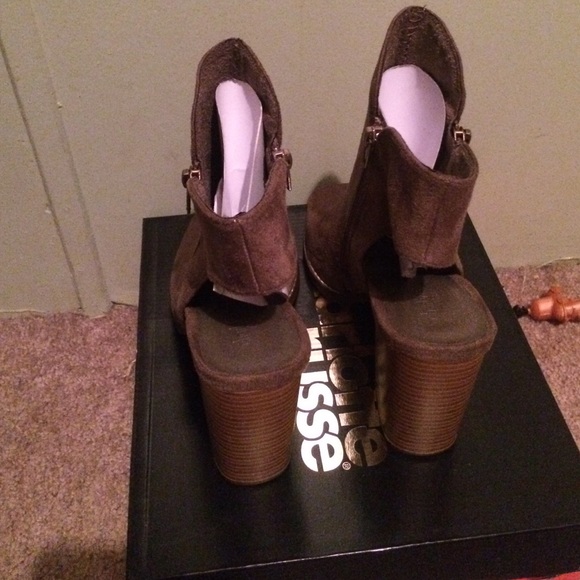 SOLD ‼️‼️‼️‼️Peeptoed shoes - Picture 2 of 4