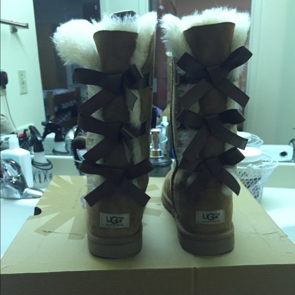 UGG Shoes - Tan Bow Uggs