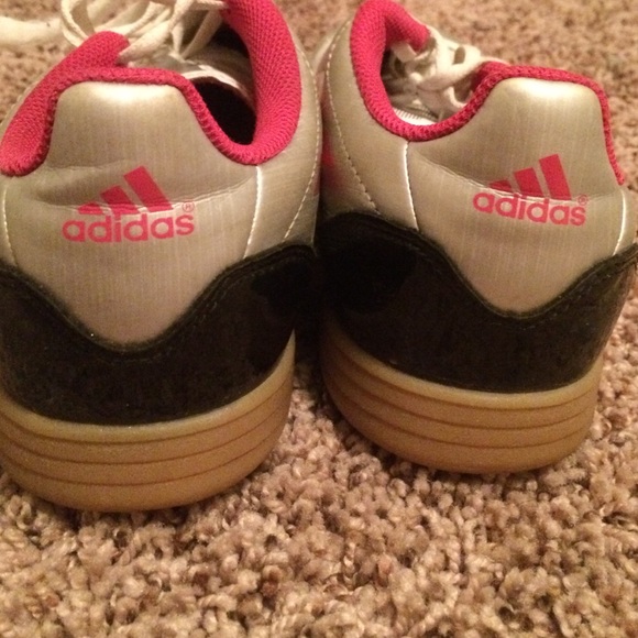Indoor soccer shoes