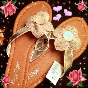 NWT Silver Silver Slipper flip flop 
Size 8