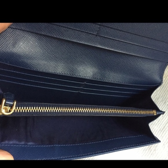 Authentic Classy Prada Wallet ⭐️ - Picture 3 of 4