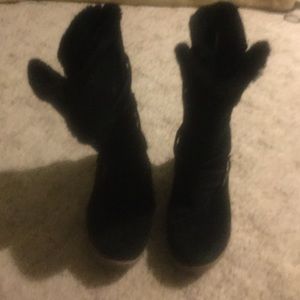 I'm selling these really cute black boots
