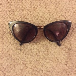 VINTAGE CAT EYE SUNGLASSES