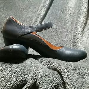 Taos dark blue low heels