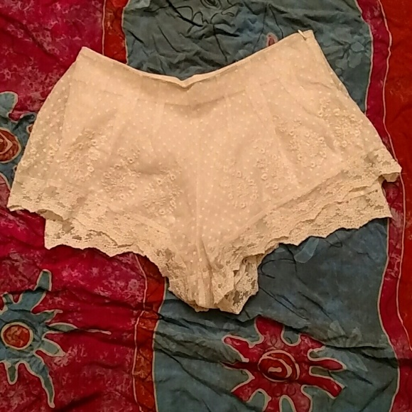 KIMCHI BLUE WHITE LACE SHORTS