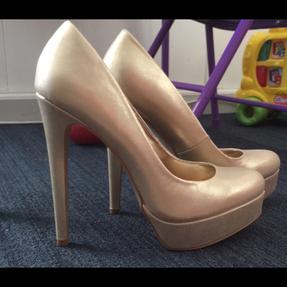 A.N.A Gold Pumps