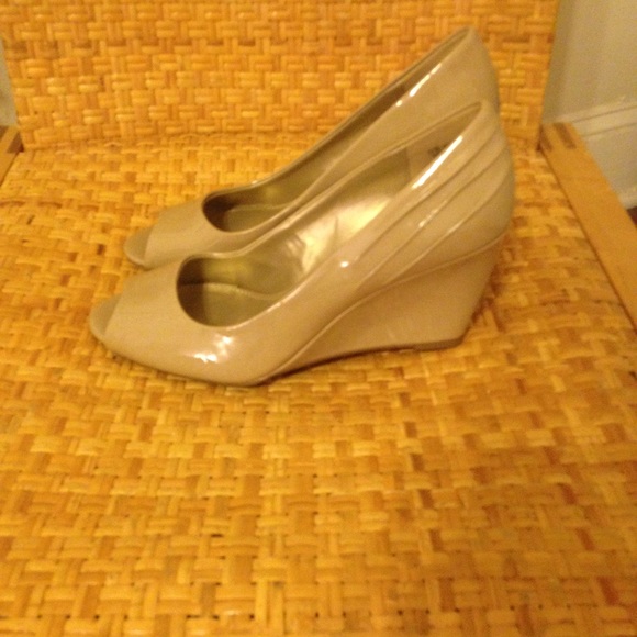 Bandolino Nude Peep-toe pumps