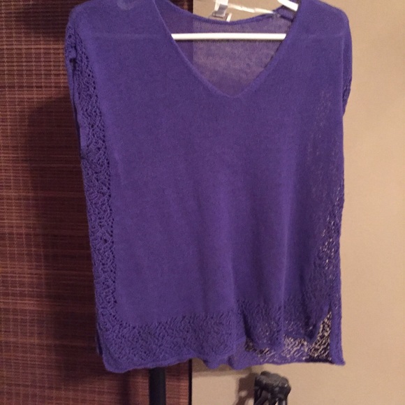 Sweater vest with attractive detail