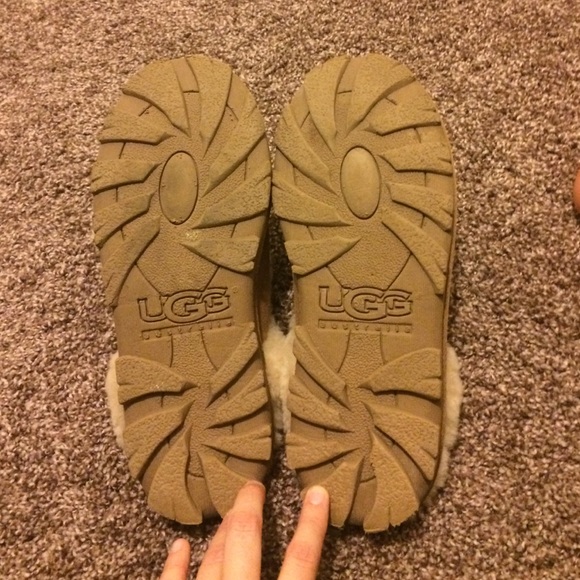 Sold on Merc☀️Women's Coquette Ugg Slippers - Picture 4 of 4